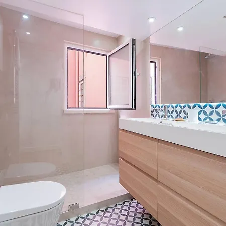 Cosy 2 Bed Flat With Terrace Near Av Liberdade Лиссабон