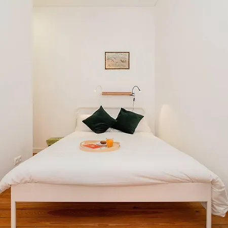 Cosy 2 Bed Flat With Terrace Near Av Liberdade * リスボン