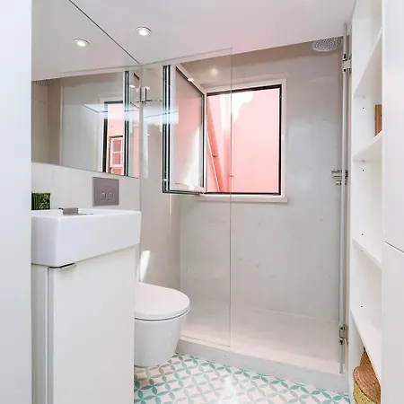 Cosy 2 Bed Flat With Terrace Near Av Liberdade Lissabon